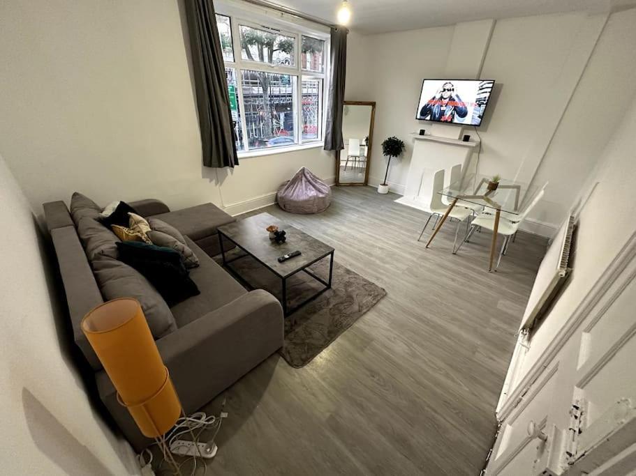 Spectacular 2 Bedroom On Tower Bridge Лондон Екстериор снимка