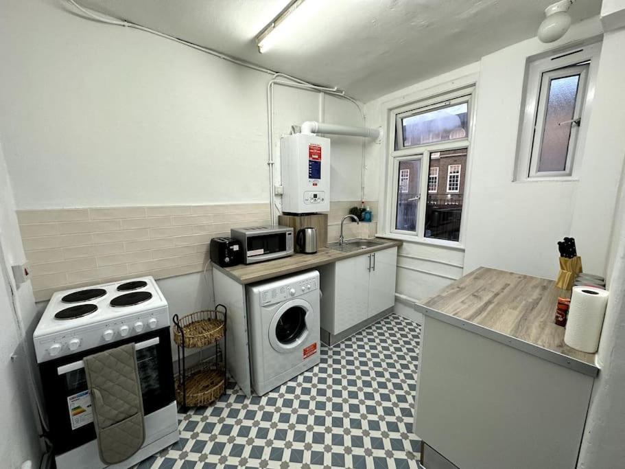 Spectacular 2 Bedroom On Tower Bridge Лондон Екстериор снимка
