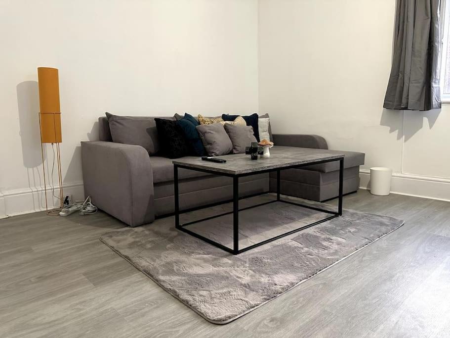 Spectacular 2 Bedroom On Tower Bridge Лондон Екстериор снимка
