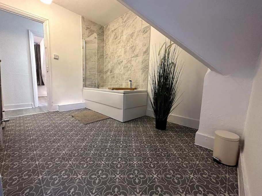 Spectacular 2 Bedroom On Tower Bridge Лондон Екстериор снимка