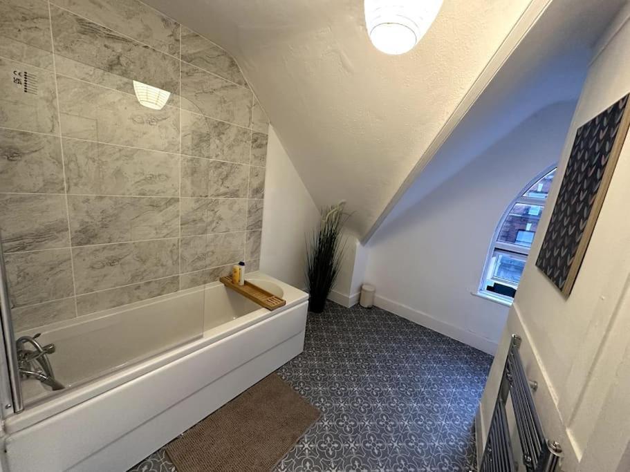 Spectacular 2 Bedroom On Tower Bridge Лондон Екстериор снимка